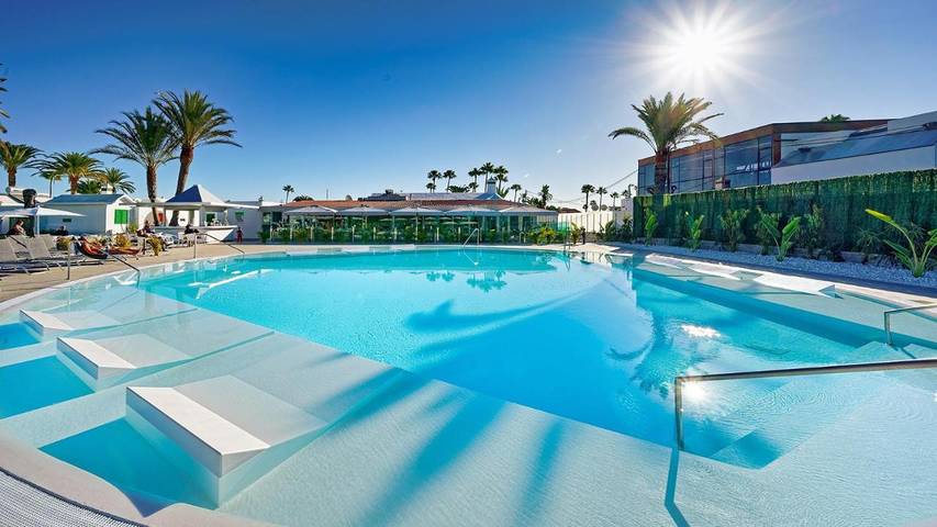 Vakantiepark voor 3 personen, with Terras and Tuin as well as Zwembad in Maspalomas