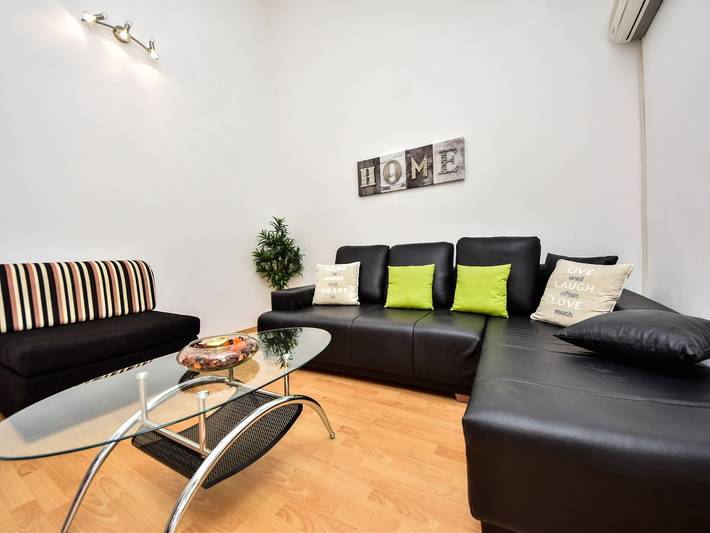 Ferienhaus für 4 Personen, mit Balkon/Terrasse und Balkon sowie Garten in Obrovac