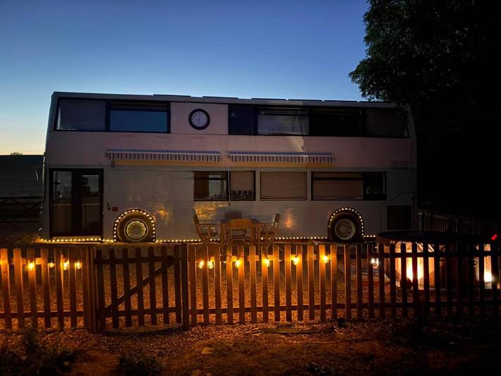 Glamping for 4 people, with Hot tub and Garden in Leicestershire