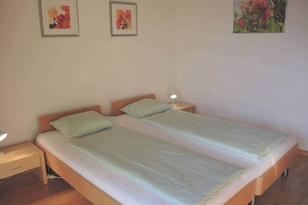Gemütliches Ferien-Reihenhaus mit Aussenpool und Terrasse mit Panoramablick in Minusio, Tessiner Alpen
