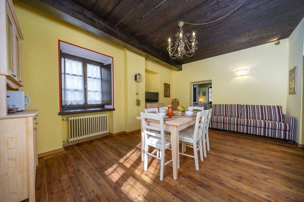 Appartement entier, Guesthost - A cozy 65 square meters apartment, perfect for eight people, located on the first floor of a historic building built in 1864 and renovated in 2025 while maintaining its historic atmosphere (No elevator).The property is located on Tarvisio's m in Tarvisio, Karnischer Hauptkamm