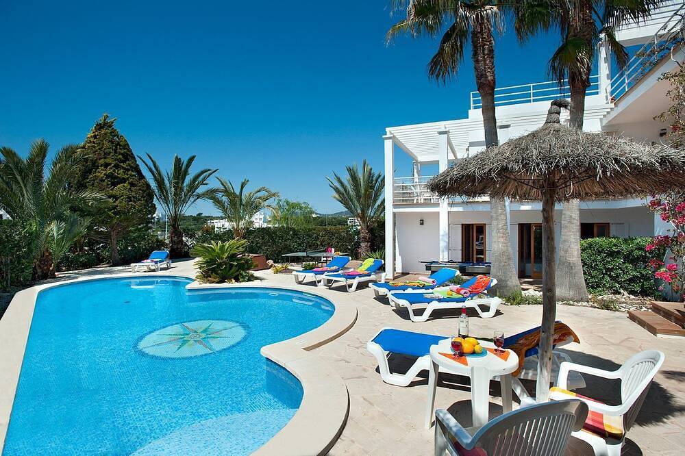 Villa Hortet with 4 bedrooms, central location near the marina in Cala d'Or, Santanyí