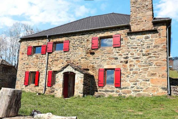 Gîte pour 8 personnes, avec jardin et terrasse, animaux acceptés à Sagnes-et-Goudoulet