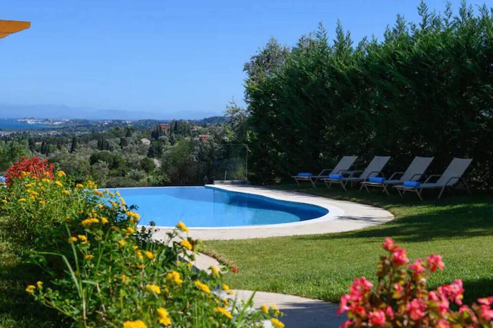 Villa Verde, Über dem Hügel mit spektakulärem Meerblick und privatem Pool in Poulades, Korfu