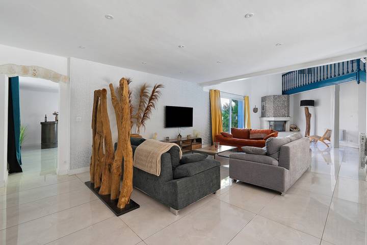 Amplia villa con piscina privada, balcón y Wi-Fi en Saint-Georges des Coteaux in Saint-Georges-des-Coteaux, Saintes region