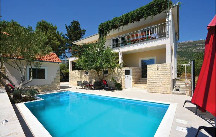 Ferienhaus für 9 Personen, mit Terrasse in Kaštela