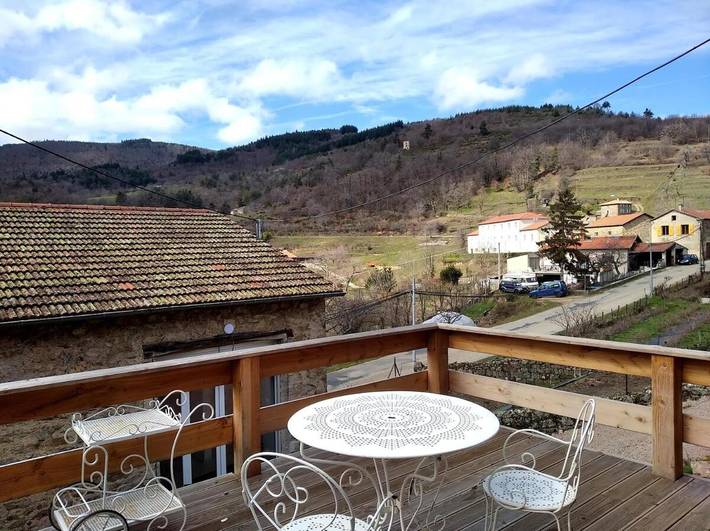 Gîte pour 2 personnes, avec Terrasse ainsi que Jardin et Vue à Pailharès
