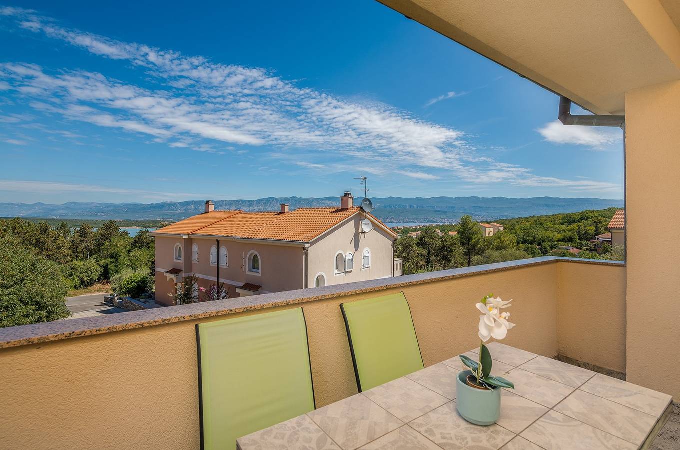 Ganze Wohnung, Brandneue App Sunshine in Klimno mit zwei Schlafzimmern und Balkon mit Meerblick in Klimno, Krk