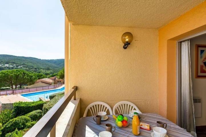 Appartement de vacances pour 4 personnes, avec piscine et terrasse ainsi que bassin pour enfant et balcon/terrasse, animaux acceptés