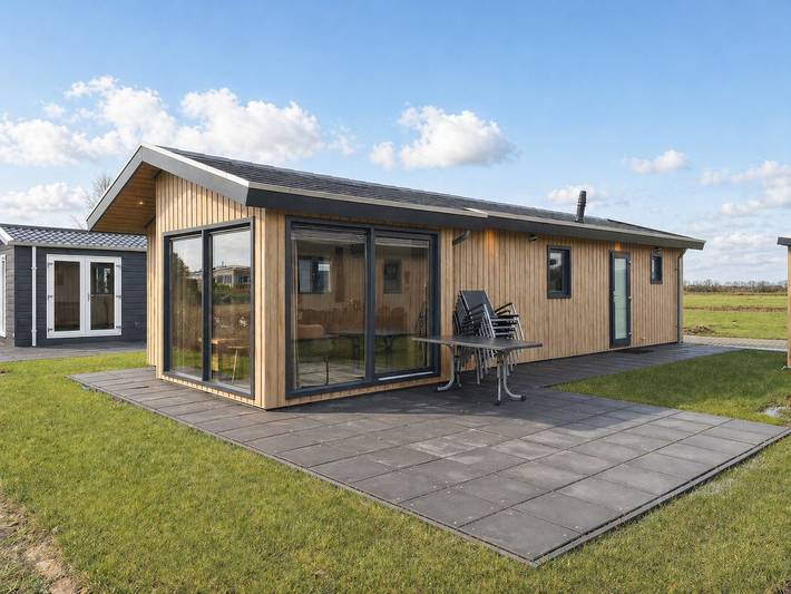 Ferienhaus für 4 Personen, mit Balkon/Terrasse und Terrasse sowie Seeblick und Kinderpool