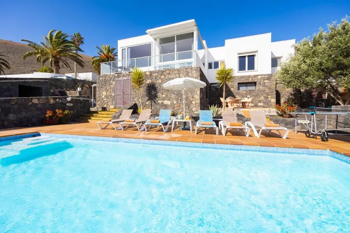 Chalet para 8 personas, con piscina además de balcón y jardín - 1