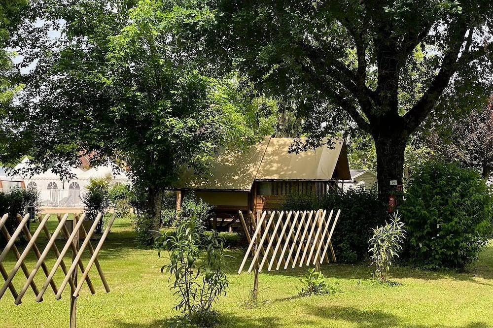 Cabane Perchee 2 Pers +possibilité tente sup 2 Ã  4 personnes - 2 pers. inclus dans le tarif in Puybrun, Lot