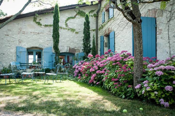 Chambre d’hôte pour 3 personnes, avec piscine et sauna ainsi que jardin et vue