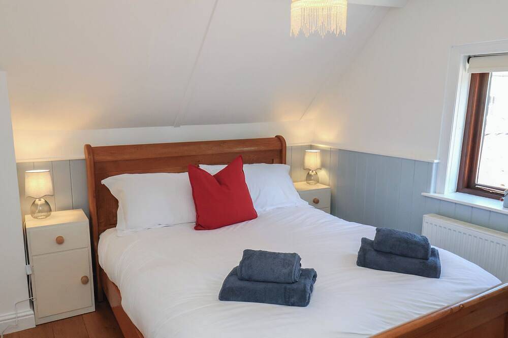 Fleming Cottage, pet friendly, with a garden in Hunmanby in North Yorkshire