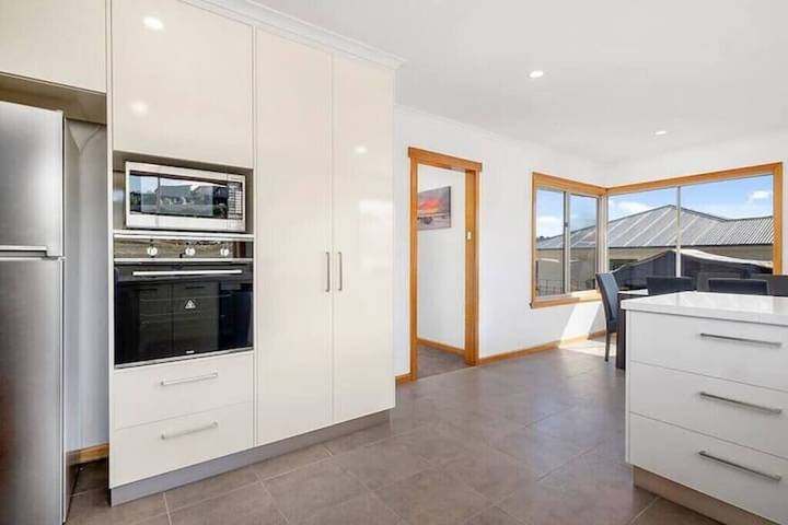 Holiday home for 11 people, with garden and balcony in Hobart