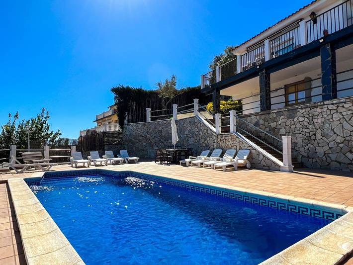 Chalet para 10 personas, con piscina además de terraza y jardín, Se admiten mascotas en Maresme