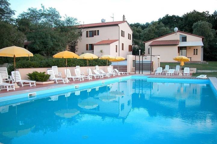 Agriturismo per 6 persone, con idromassaggio e piscina nonché giardino in Crespina Lorenzana