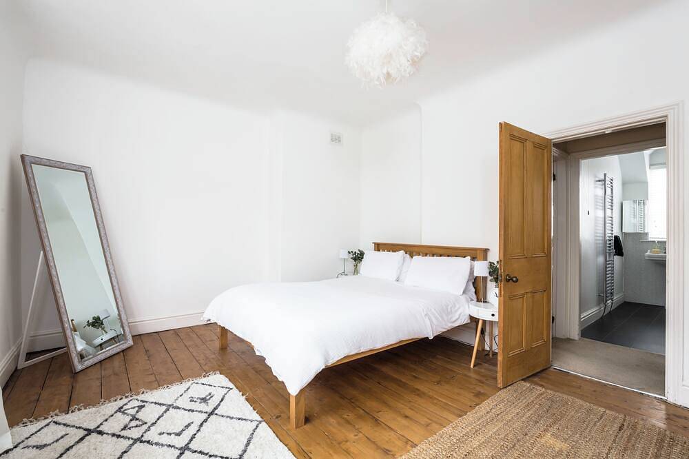 The cottage is a short walk to the Station, with trains to Liverpool / chester, in Merseyside