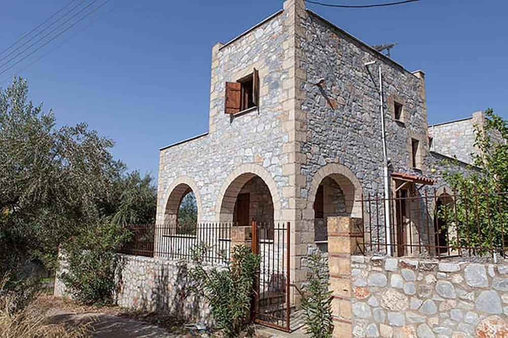 Kleine Burg aus Stein in der berühmten Stoupa mit Pool in Stoupa, Messenien