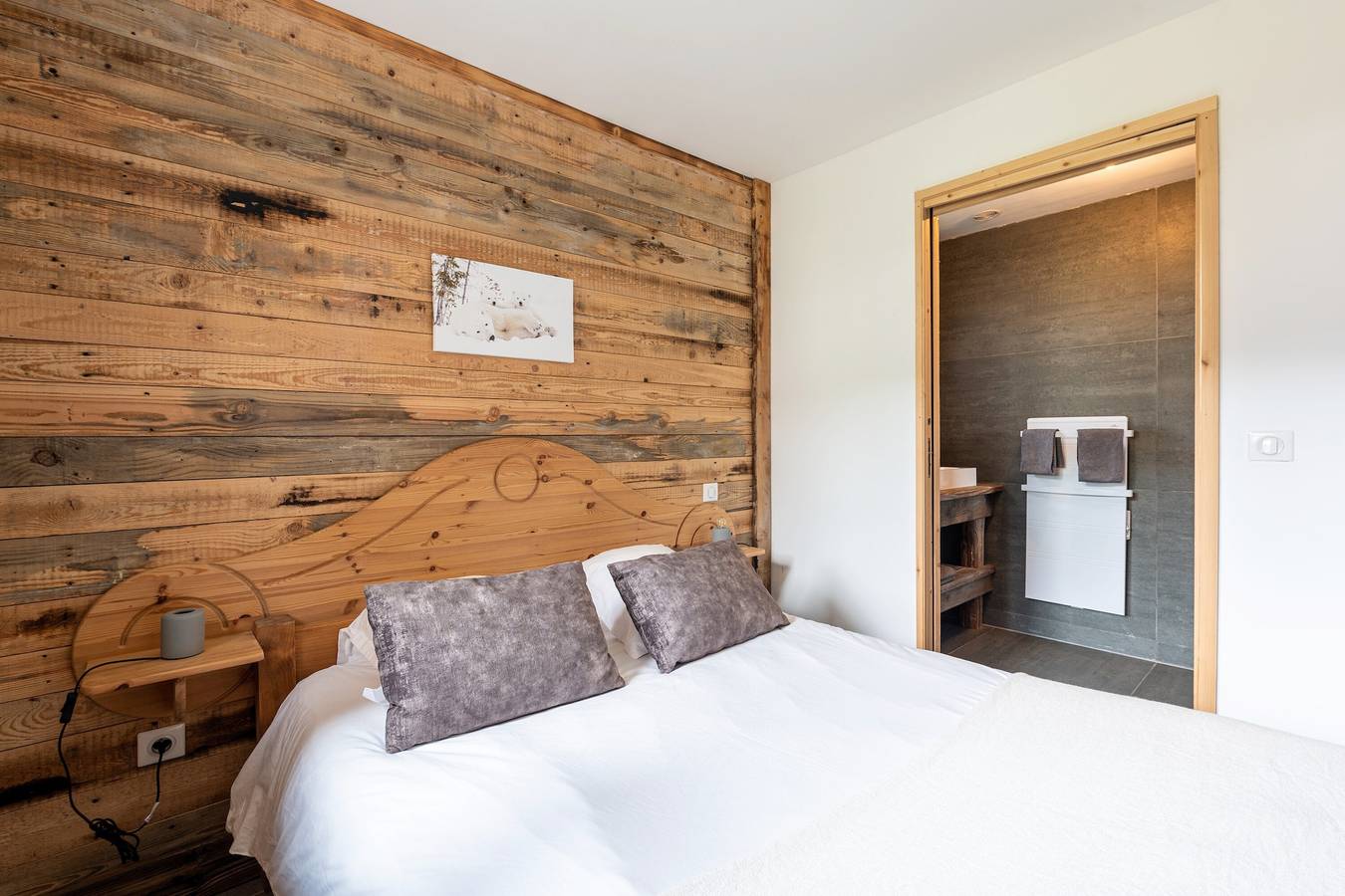 Appartamento intero, Appartamento "La Cabane Du Cerf" con vista sulle montagne, terrazza privata e Wi-Fi in Les Allues, Le tre valli