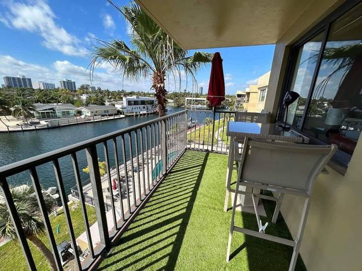 Vacation rental for 4 people, with pool and yard as well as balcony, kid friendly in Hallandale Beach