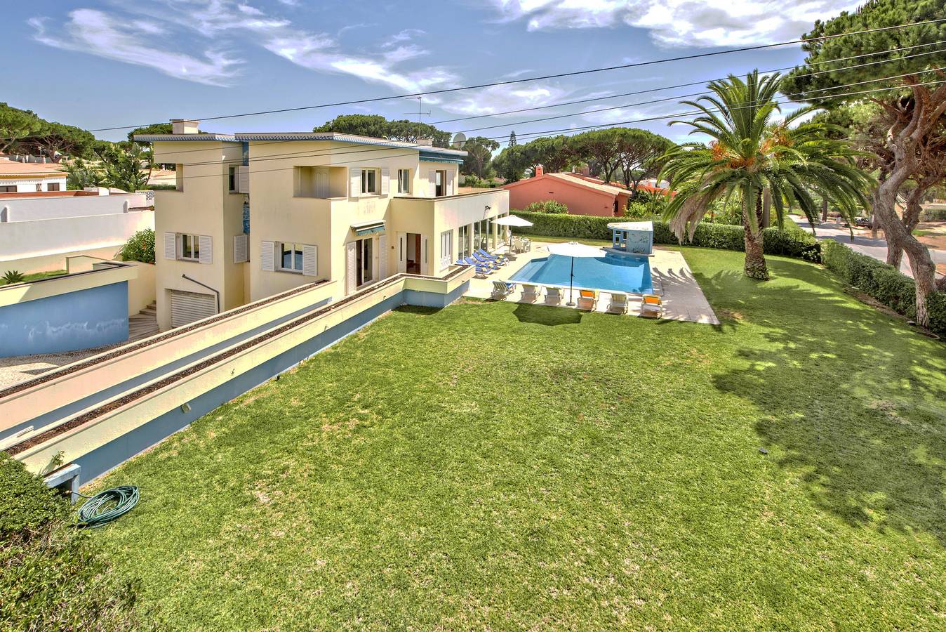 Große Villa mit privatem Pool, in der Nähe von Annehmlichkeiten, kostenlose Klimaanlage und Wlan in Vilamoura, Quarteira
