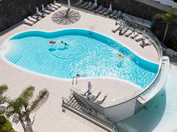 Appartement de vacances pour 6 personnes, avec Vue sur l’océan et Balcon ainsi que Jardin et Bassin pour enfant