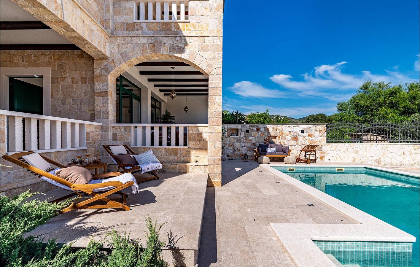 Encantador apartamento de 2 quartos com piscina, perto da praia e do centro da cidade de Vrsine in Marina, Condado de Split-Dalmácia