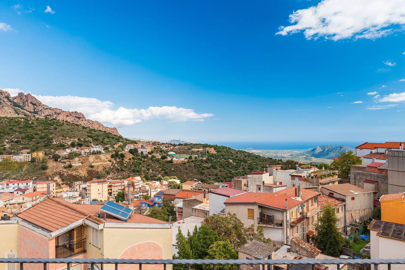 Casa Vacaciones 'Sa Omu 'Eccia' con Vista al Mar y Terraza Privada in Villagrande Strisaili, Barbagia