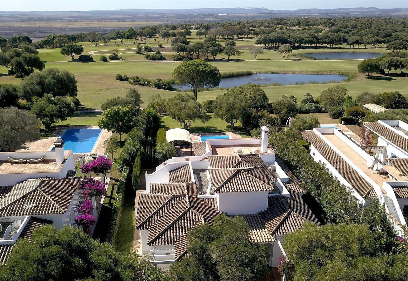 « Villa Vainilla sur le parcours de golf » avec piscine, Wi-Fi et jardin in Benalup-Casas Viejas, Costa de la Luz