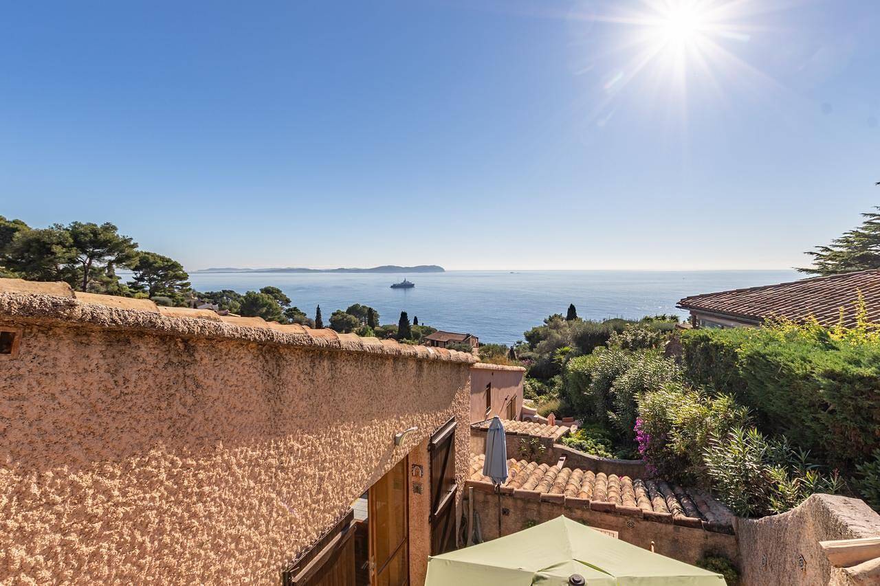 Bastidon with Terrace and Sea Access in Carqueiranne in Carqueiranne, Parc national Port-Cros
