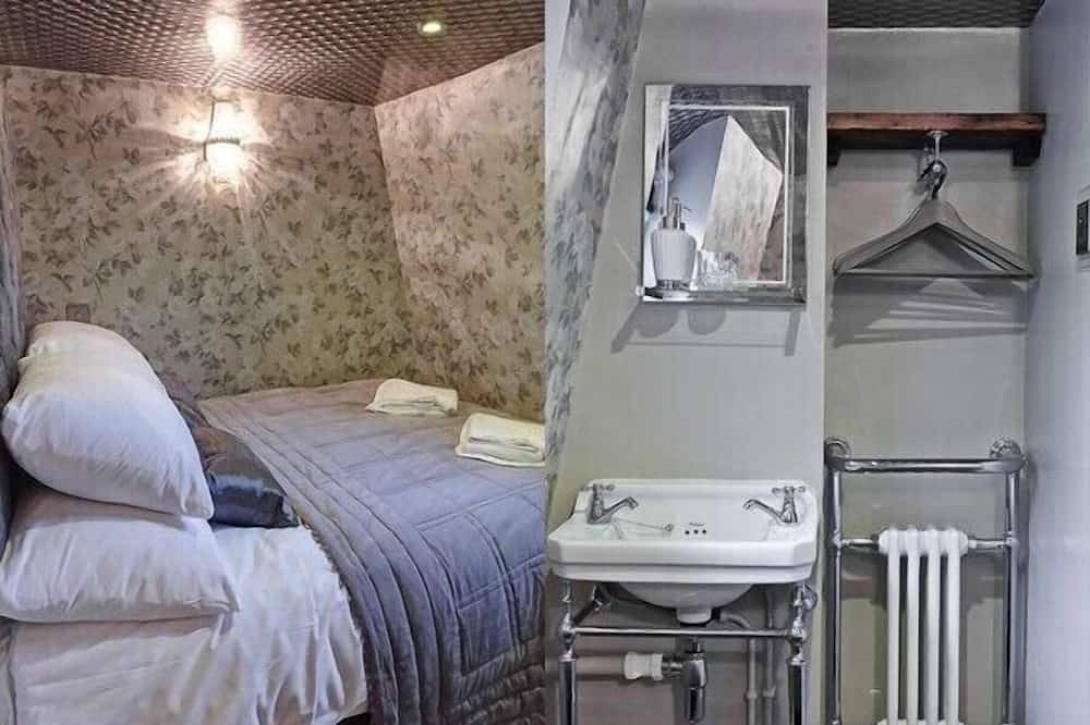 Looking Glass Cottage Magical 'Alice in Wonderland' Cottage in Brighton, Sussex