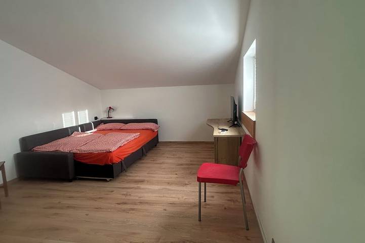 Ganze Wohnung, Perfect for 2 adults, with a lake view just a short walk from downtown in Malcesine, Gardasee-Berge