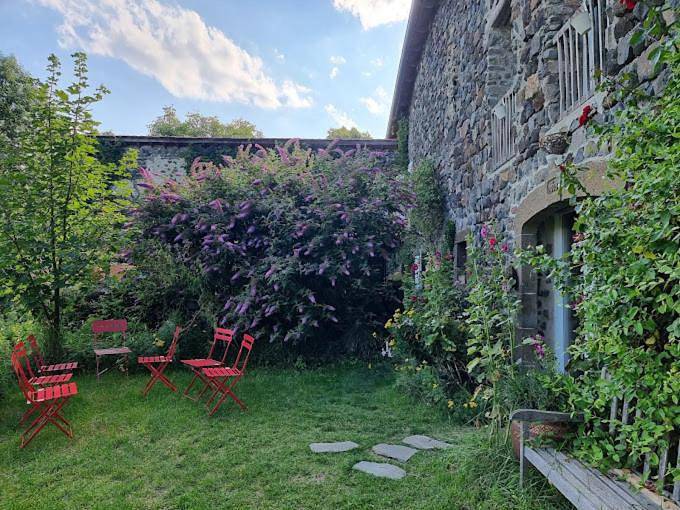 Location de vacances pour 7 personnes, avec vue ainsi que terrasse et jardin à Arlempdes - 3
