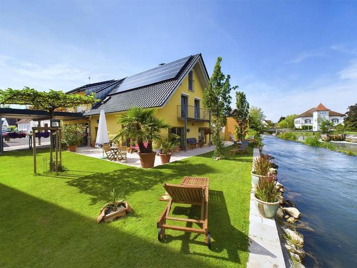 Ferienwohnung für 3 Personen, mit Balkon und Terrasse sowie Garten und Seeblick in Singen