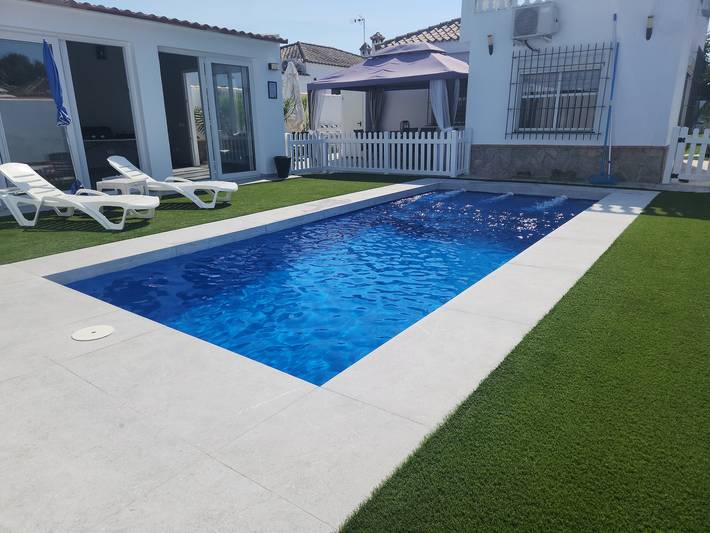 Holiday Home 'La Perla' with Pool, Garden & Wi-Fi in Los Gallos-Cerromolino, Chiclana de la Frontera