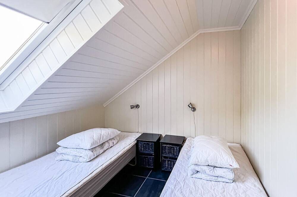 Cozy home in Farsund with house sea view in Farsund