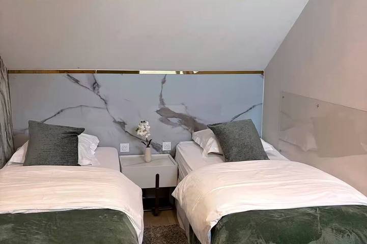 Charming luxury villa near Disneyland Paris. 6 bedrooms. Air-conditioned. Sleeps 16 in Bussy-Saint-Georges, Seine-et-Marne
