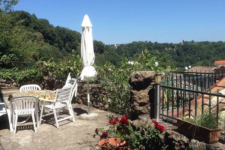 2 stöckiges Ferienhaus mit 2 großen Terrassen  einem sensationellen Ausblick in Mazzano Romano, Rom Provinz