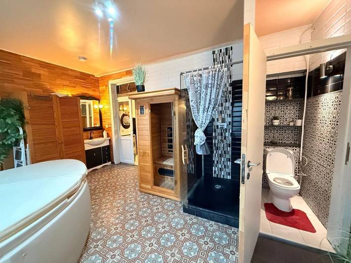 Location de vacances pour 9 personnes, avec jardin et piscine ainsi que jacuzzi et sauna dans Lustin - 4