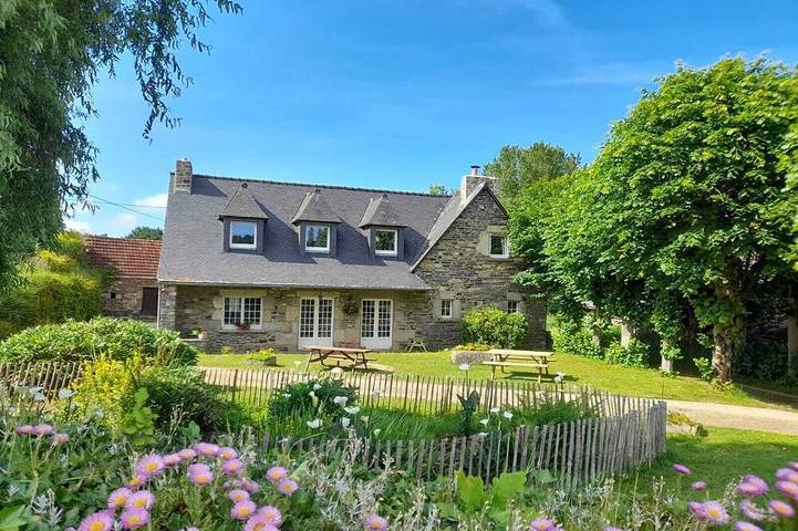 Location de vacances pour 14 personnes, avec jardin à Sainte-Sève