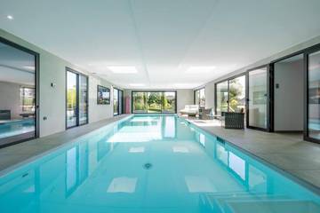 Cottage pour 12 personnes, avec jardin et jacuzzi ainsi que sauna et piscine dans Le Petit-Celland