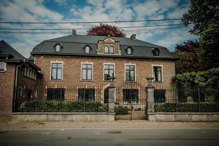 Chambre d’hôte pour 3 personnes, avec Terrasse et Jardin ainsi que Piscine et Vue à Frasnes-lez-Anvaing