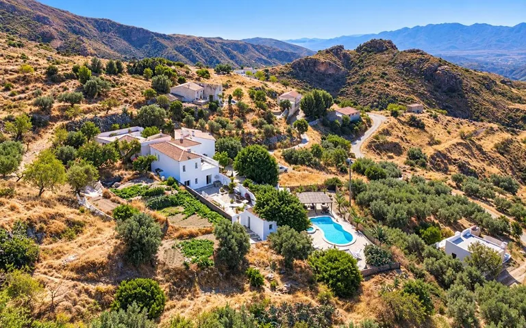 Chalet para 2 personas, con vistas y terraza además de piscina y jardín - 1