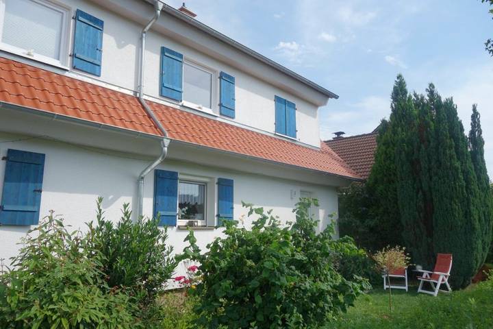 Ferienwohnung für 3 Personen, mit Terrasse und Garten sowie Ausblick in Weinheim