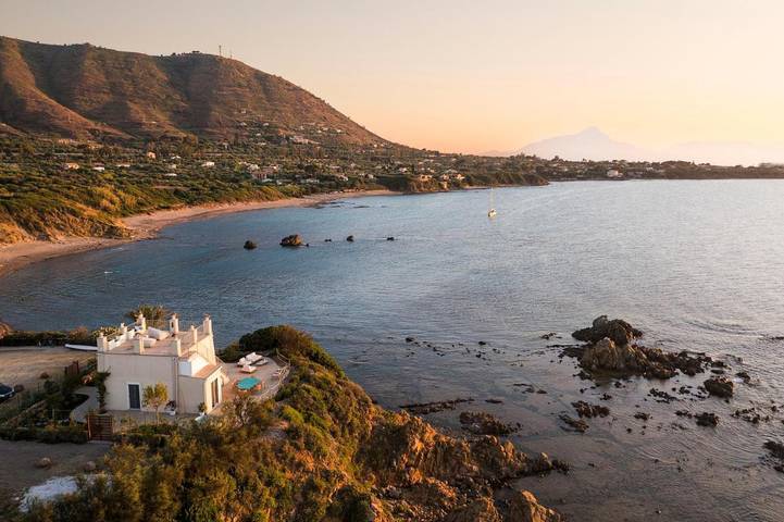 Casa vacanza per 4 persone, con Terrazza e Giardino nonché Piscina e Panorama a Mazzaforno
