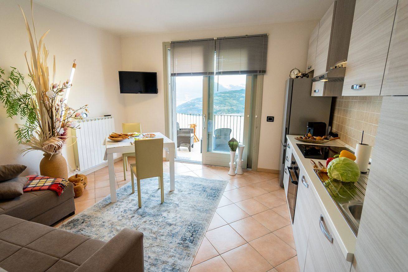 Geheel appartement, Serafino - terrace & swimming pool on Iseo Lake in Spiglia, Gemeente Parzanica