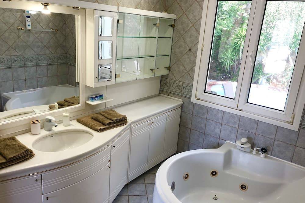Zen villa . Enjoy the calm of the nature combine with the city . in Voula, Regionalbezirk Ostattika