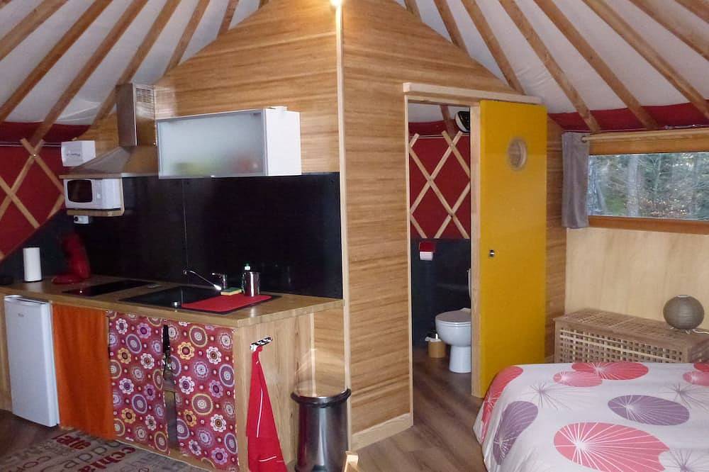 Yourte contemporaine en terrasse dans un bois in Saint-Bonnet-le-Froid, Haute-Loire