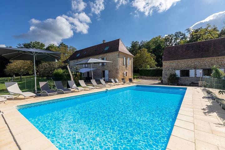 Location de vacances pour 14 personnes, avec terrasse et jardin à Anglars-Nozac